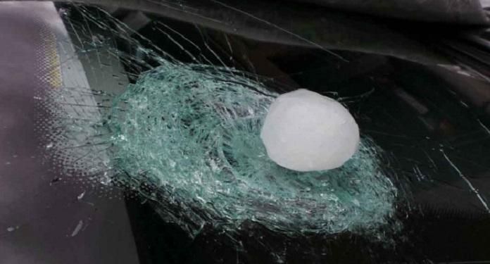 Россию завалило гигантским градом: несколько человек пришлось эвакуировать Россию завалило гигантским градом: несколько человек пришлось эвакуировать