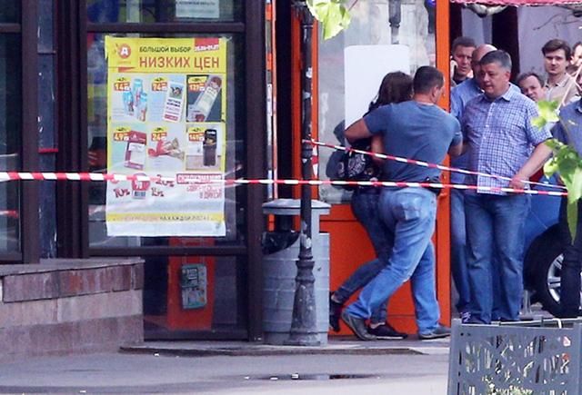 В Москве полиция освободила заложницу, которую захватил неизвестный мужчина: видео штурма