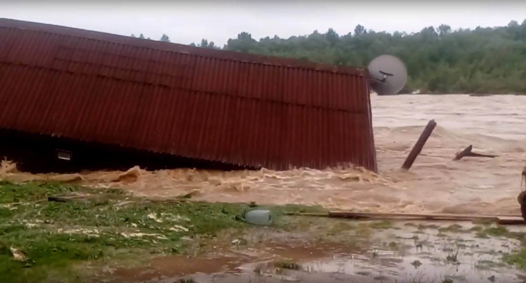 На Прикарпатье бурный поток смыл часть ресторана: видео На Прикарпатье бурный поток смыл часть ресторана: видео
