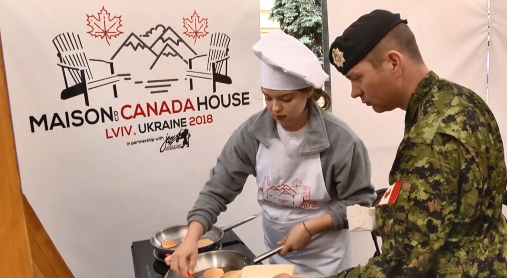 Во Львове канадские военные раздают панкейки под открытым небом