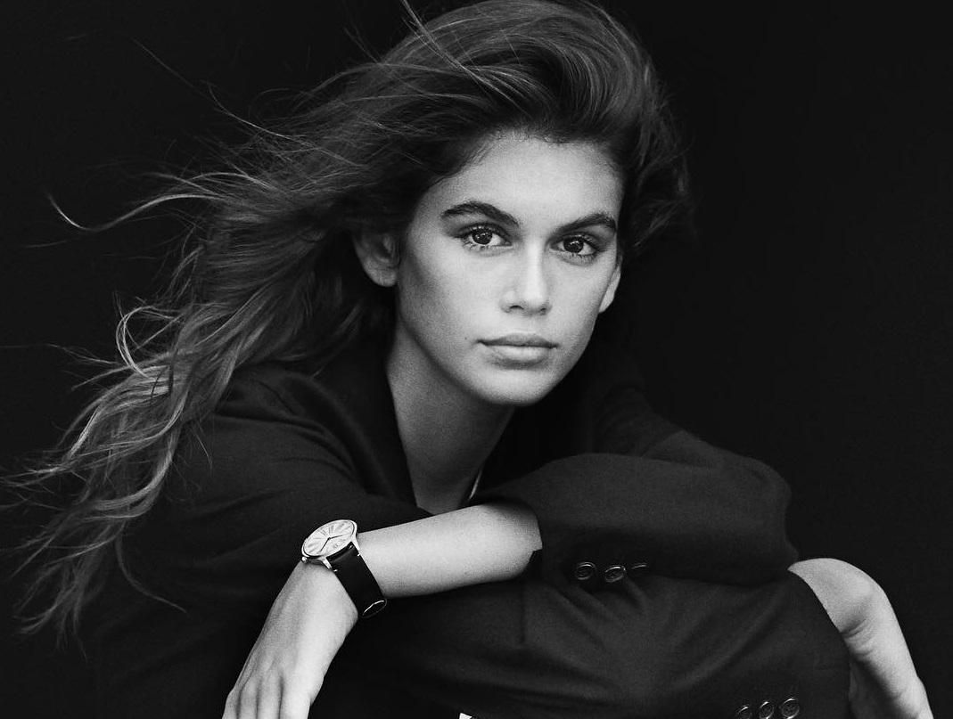 Улыбающаяся Кайя Гербер украсила обложку Vogue: фото