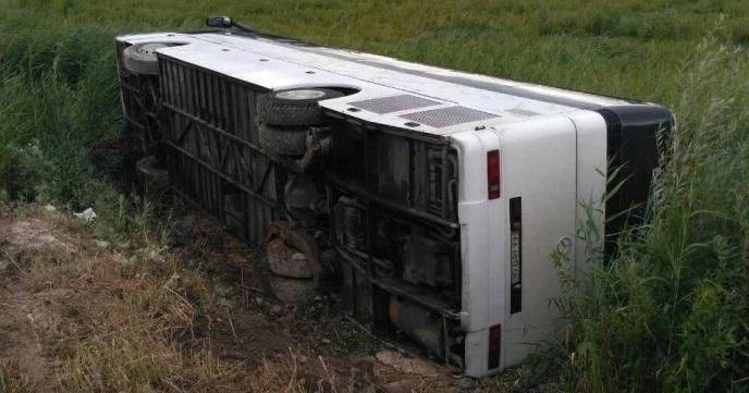 На Рівненщині перекинувся автобус з 53 пасажирами На Рівненщині перекинувся автобус з 53 пасажирами