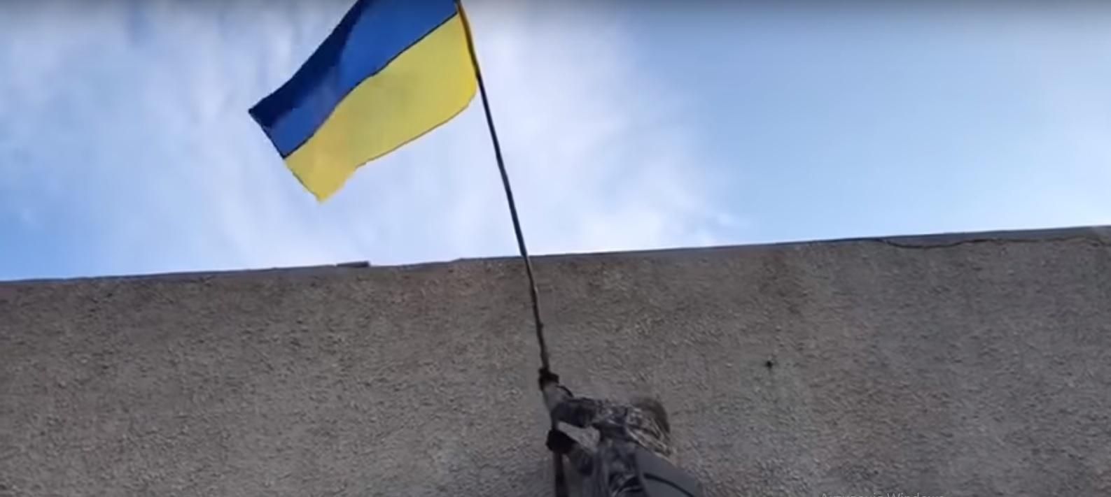 Звільнення Золотого-4: у мережі опублікували щемливе відео підняття українського прапора 