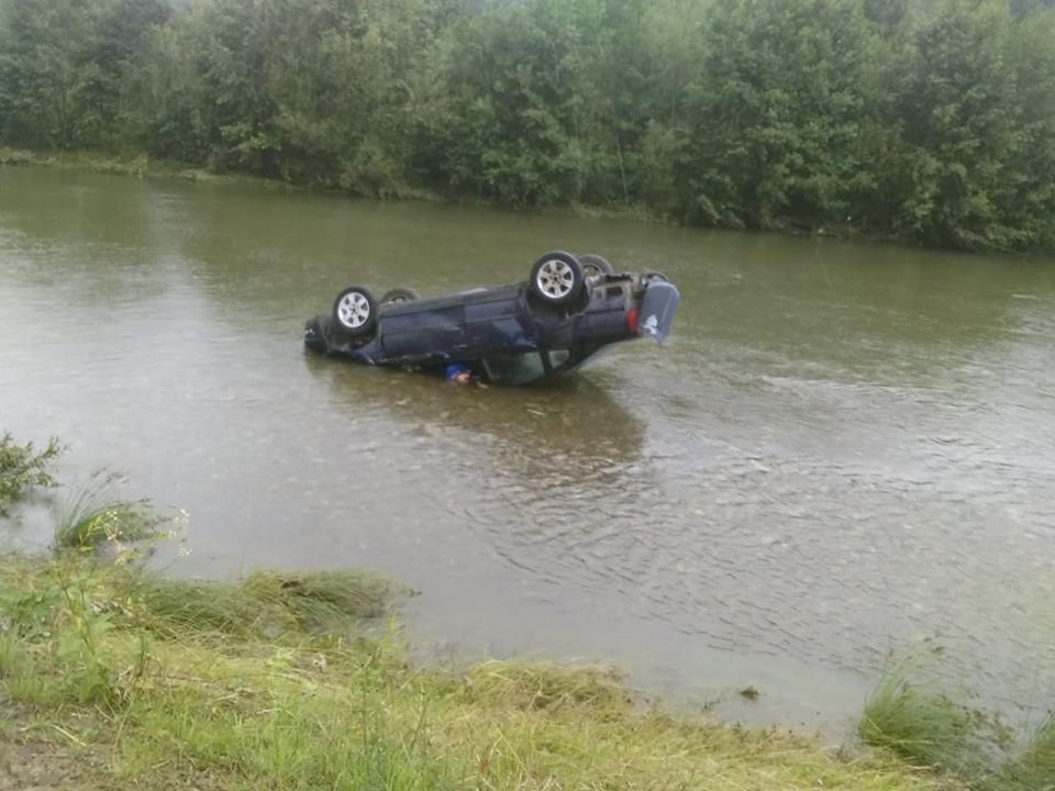 На Франківщині автомобіль перекинувся у річку: двоє людей загинули 