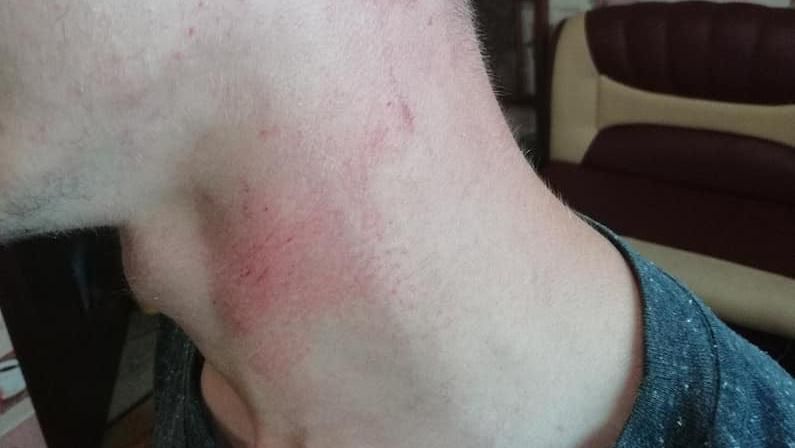 На Донбасі водій автобуса відмовився везти сироту та взявся його душити: шокуюче відео На Донбасі водій автобуса відмовився везти сироту та взявся його душити: шокуюче відео