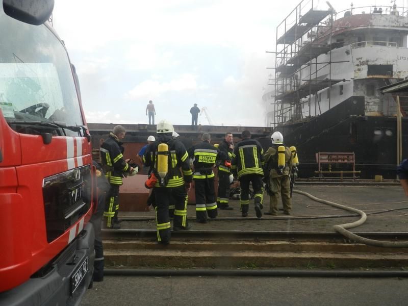 У Херсоні на причалі загорілося судно: фото У Херсоні на причалі загорілося судно: фото