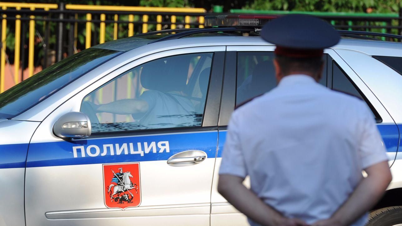 Побили, але не затримали: фанат відсвяткував перемогу збірної Росії на даху поліцейської машини
