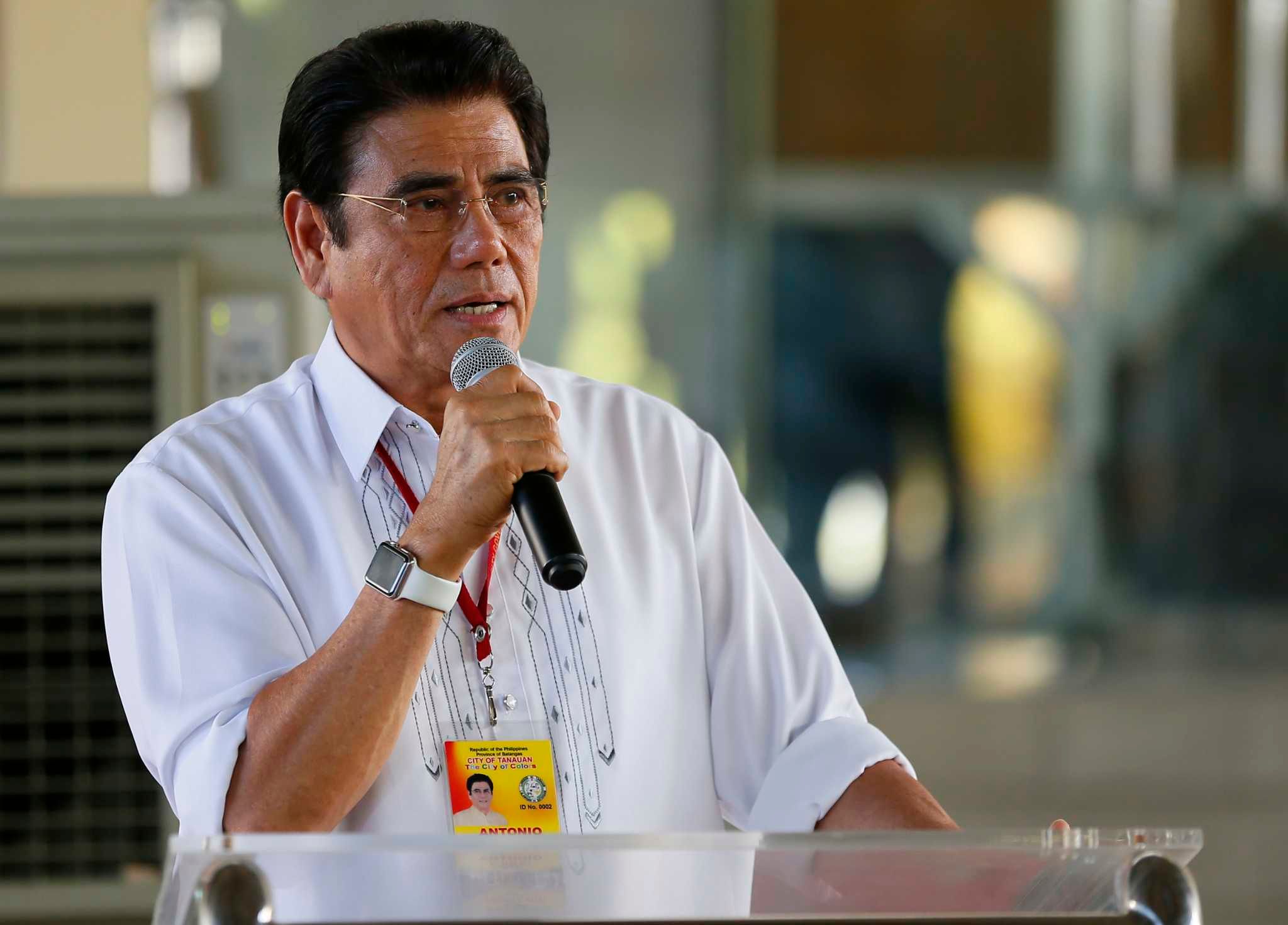 На Филиппинах убили мэра во время церемонии поднятия флага: видео На Филиппинах убили мэра во время церемонии поднятия флага: видео