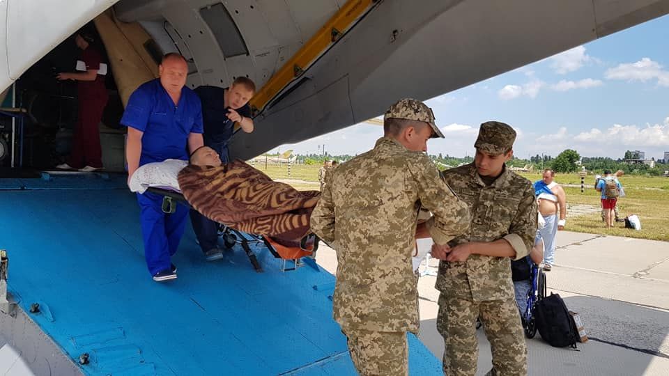 В Одесу прибув літак із пораненими українськими військовими з Донбасу: троє – у тяжкому стані