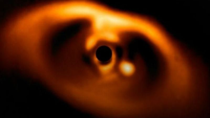 Унікальне видовище: формування нової планети вдалось сфотографувати Унікальне видовище: формування нової планети вдалось сфотографувати