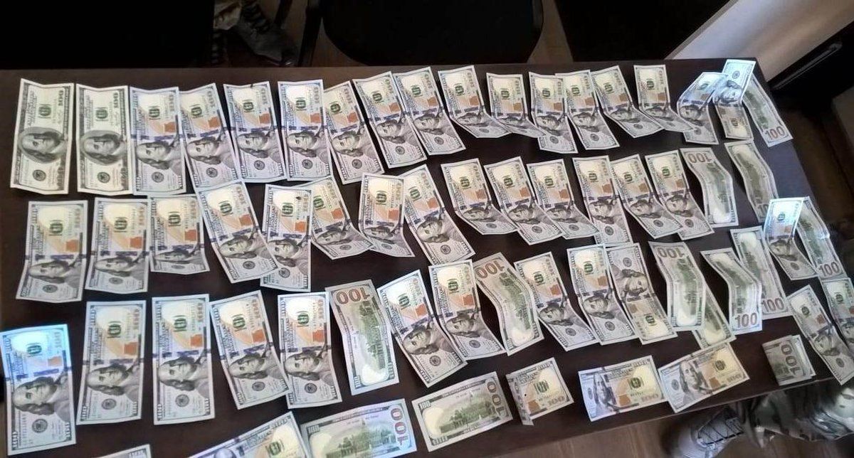 "Килими" незадекларованої готівки українці намагались вивезти з окупованих територій Донбасу