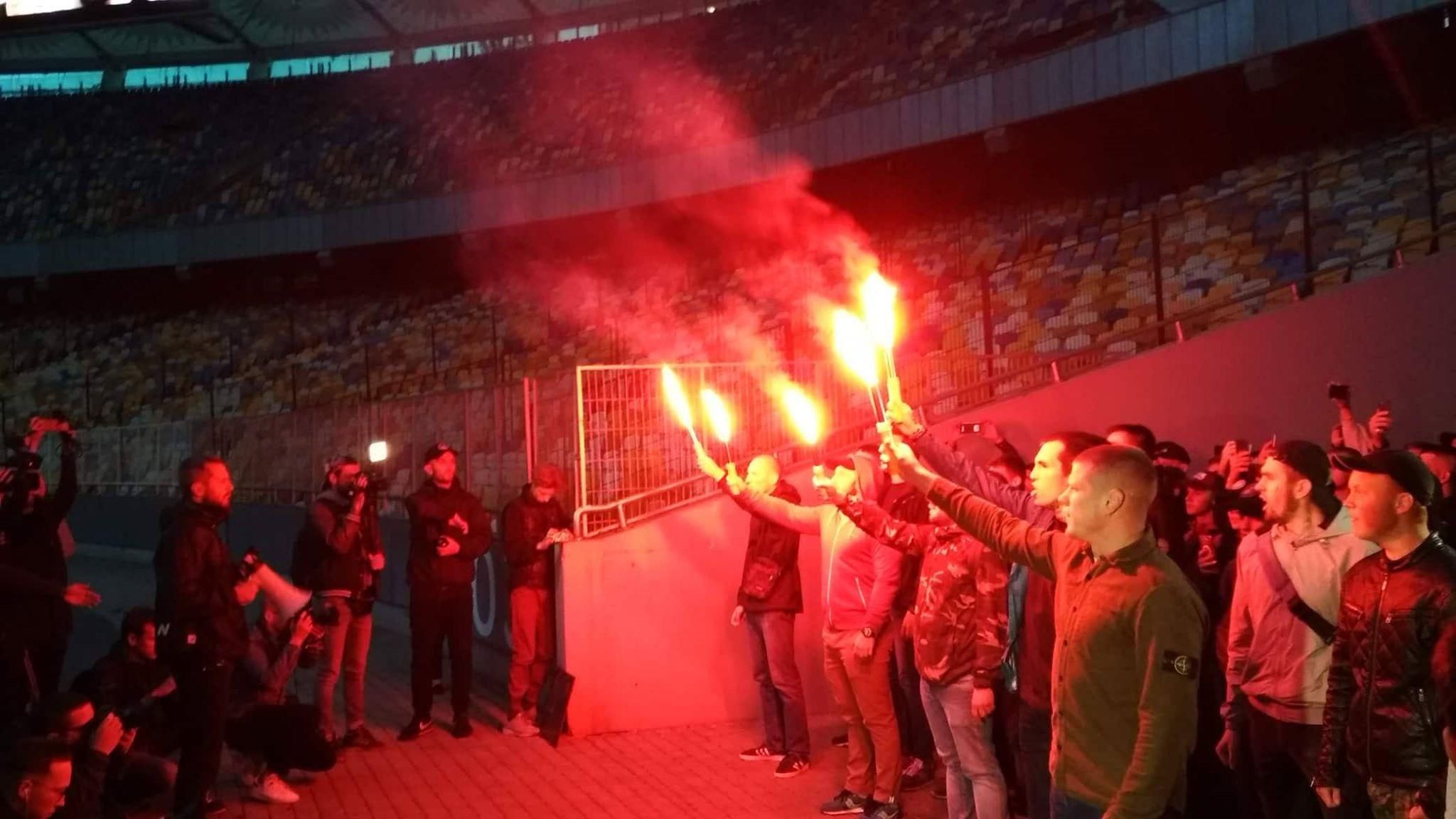 На трибунах "Олімпійського" з банерами і фаєрами провели акцію на підтримку Сенцова На трибунах "Олімпійського" з банерами і фаєрами провели акцію на підтримку Сенцова