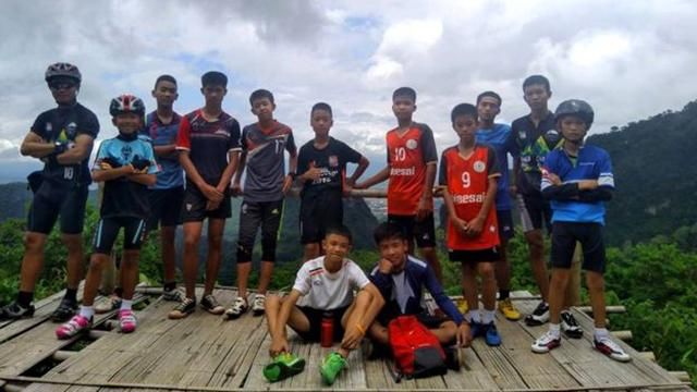 В Таиланде нашли детскую футбольную команду, которая исчезла в пещере: видео