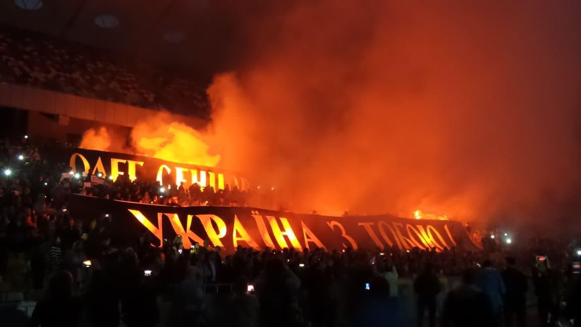 "Усі за одного!" – Близько тисячі людей прийшли на стадіон вболівати за Сенцова