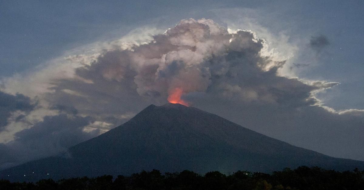 В Індонезії сталося повторне виверження вулкану: воно спричинило лісові пожежі
