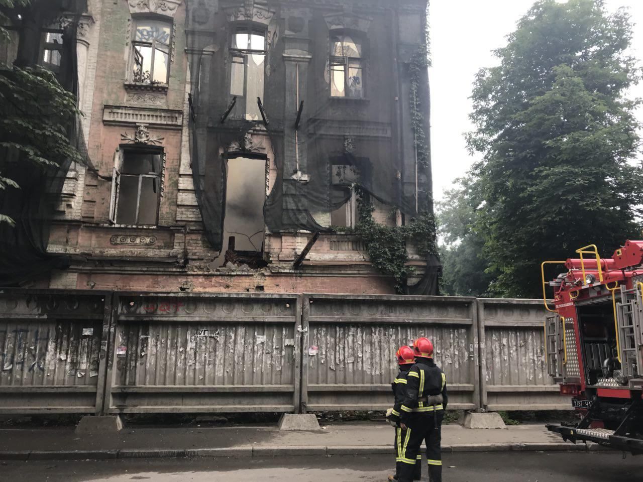 В центре Киева загорелось историческое здание: фото