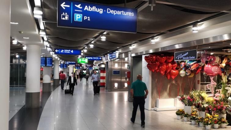 Чоловік з ножем напав на працівника аеропорту: в поліції повідомили деталі Чоловік з ножем напав на працівника аеропорту: в поліції повідомили деталі