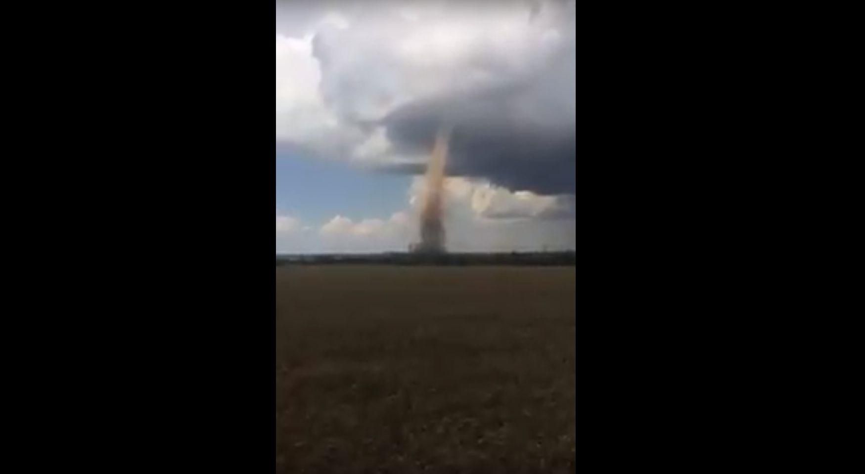 Під Одесою вирував потужний смерч: з'явилось відео Під Одесою вирував потужний смерч: з'явилось відео