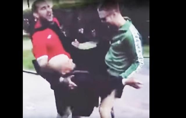 В Москве футбольные фанаты посадили в мусорную урну "Ленина": видео В Москве футбольные фанаты посадили в мусорную урну "Ленина": видео