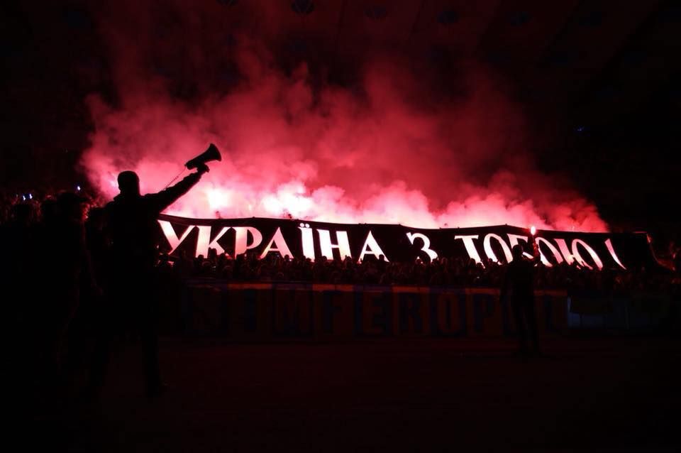 Журналистка потребовала от футбольных фанатов спеть скандальный хит про Путина Журналистка потребовала от футбольных фанатов спеть скандальный хит про Путина