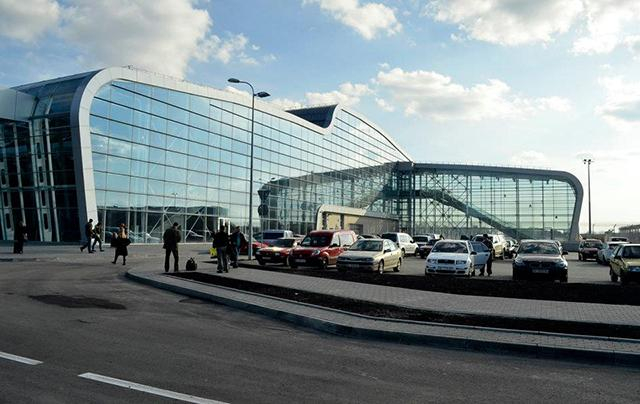 Во львовском аэропорту застряли туристы, которые планировали лететь в Барселону