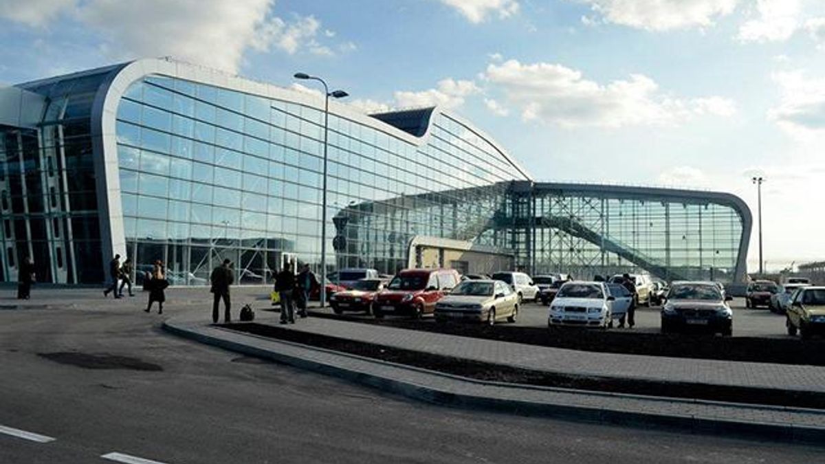Во львовском аэропорту застряли туристы, которые планировали лететь в Барселону