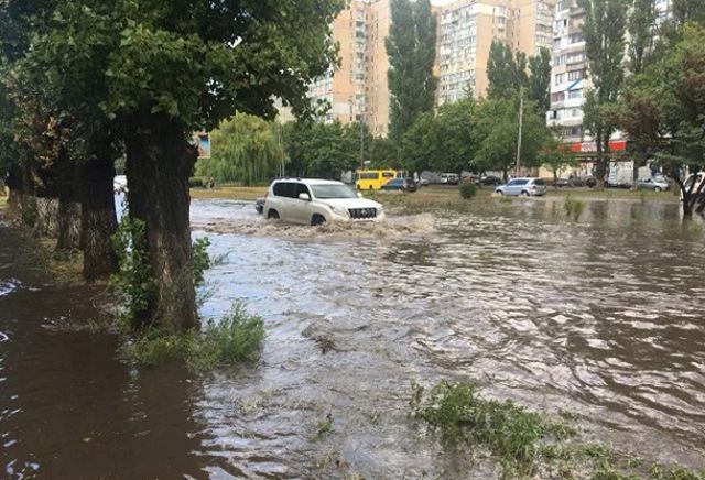Сильный ливень в Одессе превратил улицы в реки: фото и видео