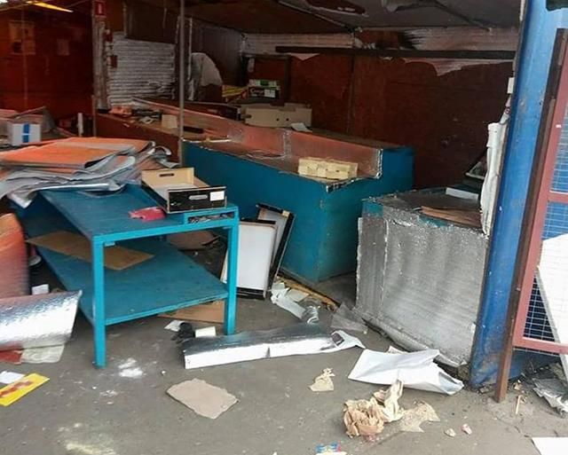 У Києві зносять Фестивальний ринок на Троєщині - фото У Києві зносять Фестивальний ринок на Троєщині - фото