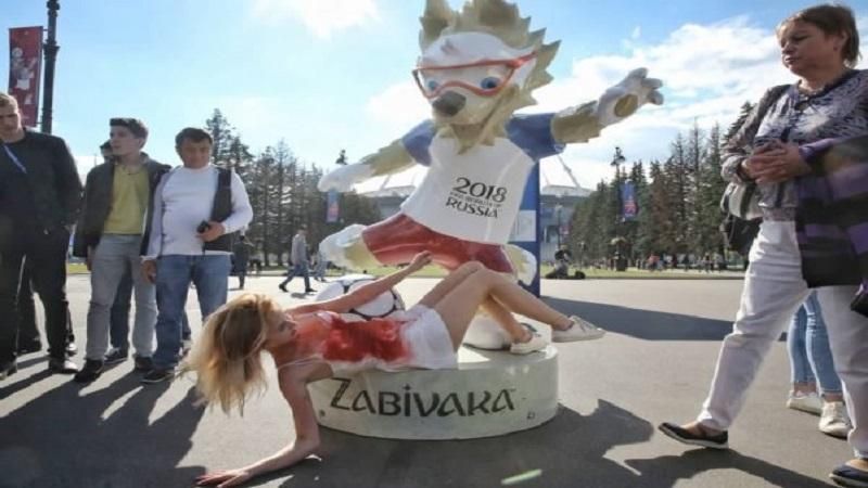 У Росії активісти провели акцію проти репресій перед матчем ЧС, їх затримала поліція У Росії активісти провели акцію проти репресій перед матчем ЧС, їх затримала поліція