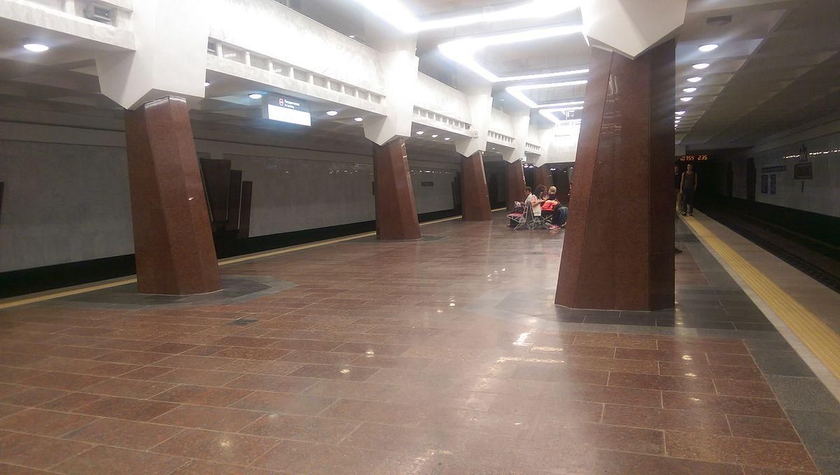 У харківському метро чоловік розлив небезпечну рідину 