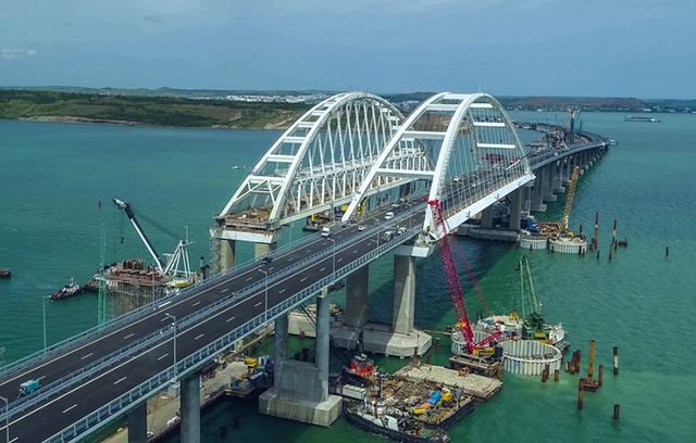 На земле, с неба и под водой: как охраняется Крымский мост