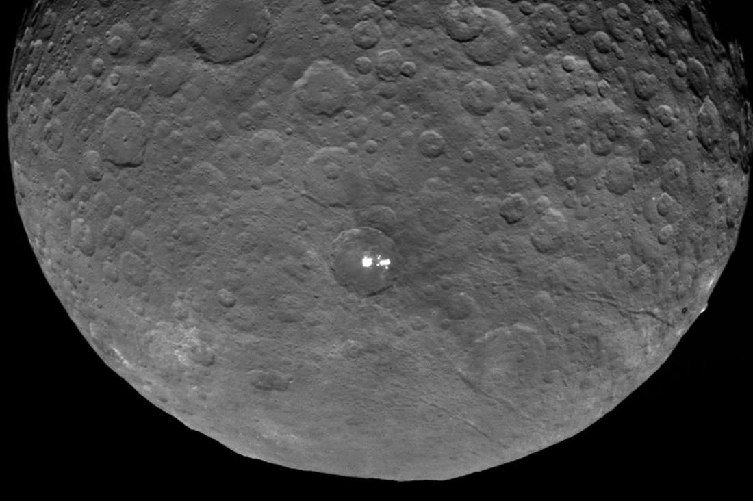 Зонд сделал подробные снимки загадочных белых пятен: невероятные фото Зонд сделал подробные снимки загадочных белых пятен: невероятные фото