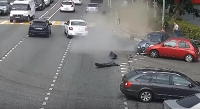 В Сочи авто влетело в толпу пешеходов, есть жертвы: появилось видео (18+)