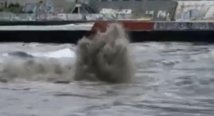На головному пляжі Одеси забив величезний гейзер з бруду: промовисте відео