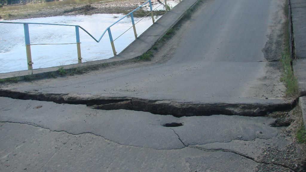 У Івано-Франківській області обвалився міст: фото