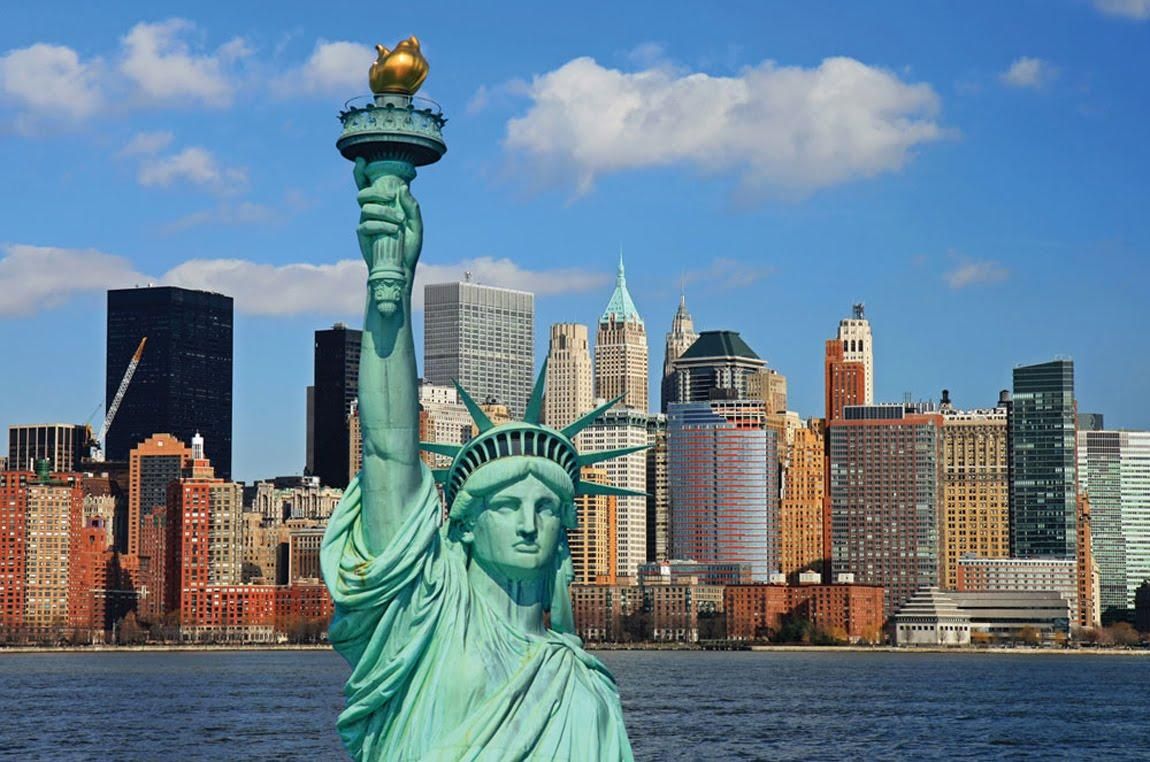 В США активистка залезла на Статую Свободы: фото В США активистка залезла на Статую Свободы: фото