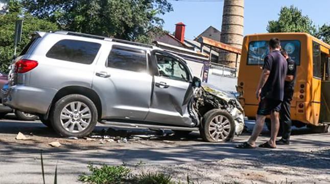 В центре Киева элитная иномарка влетела в маршрутку с пассажирами: фото В центре Киева элитная иномарка влетела в маршрутку с пассажирами: фото