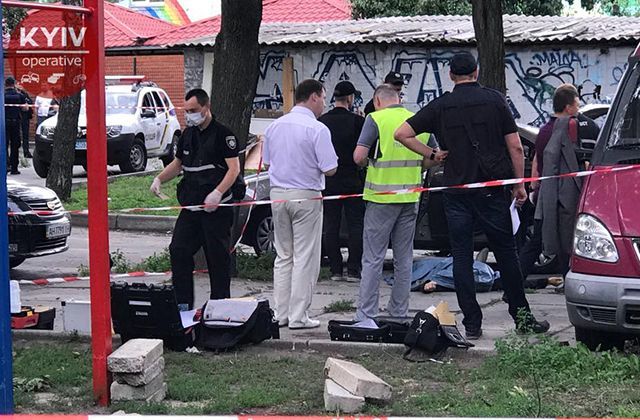 Вбивство чоловіка у Києві: загиблий виявився полковником поліції (фото і відео) Вбивство чоловіка у Києві: загиблий виявився полковником поліції (фото і відео)
