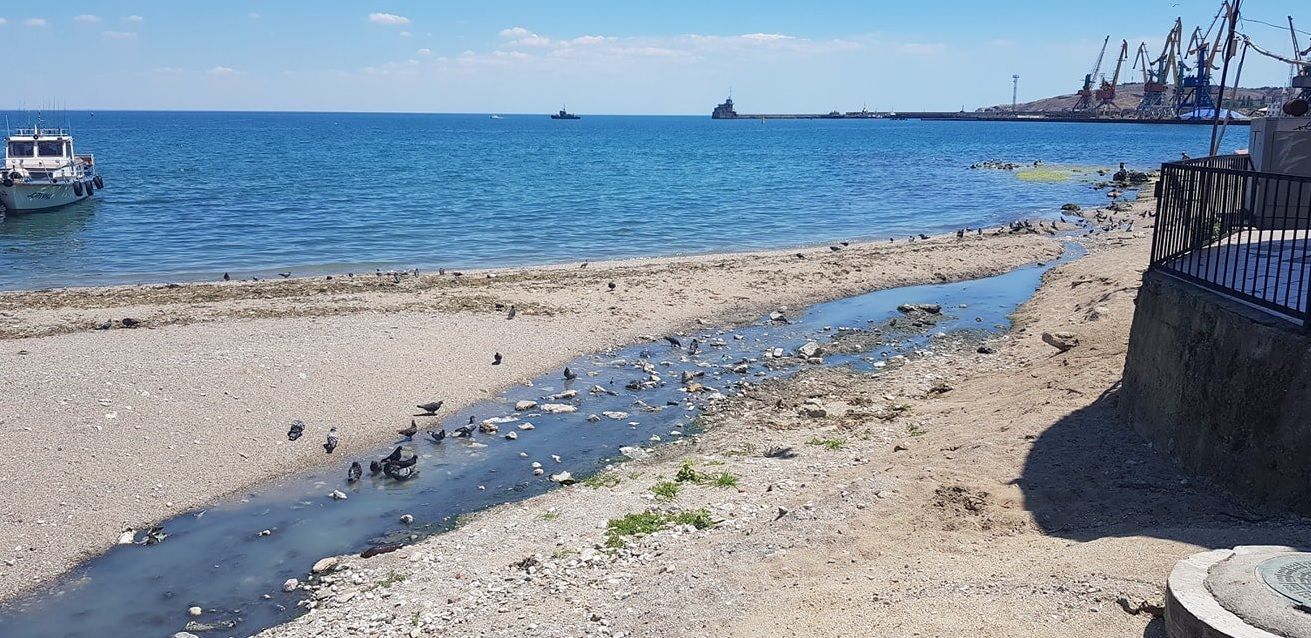 "Лето, жара, печаль": в сети опубликовали новые безлюдные фото из "курортного" Крыма