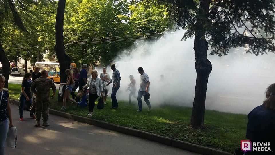 В Ровно во время движения загорелась маршрутка: фото и видео