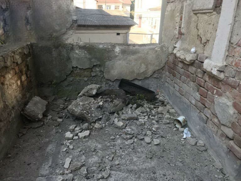 В Івано-Франківську обвалився балкон разом із пенсіонеркою: лікарі прокоментували стан жінки