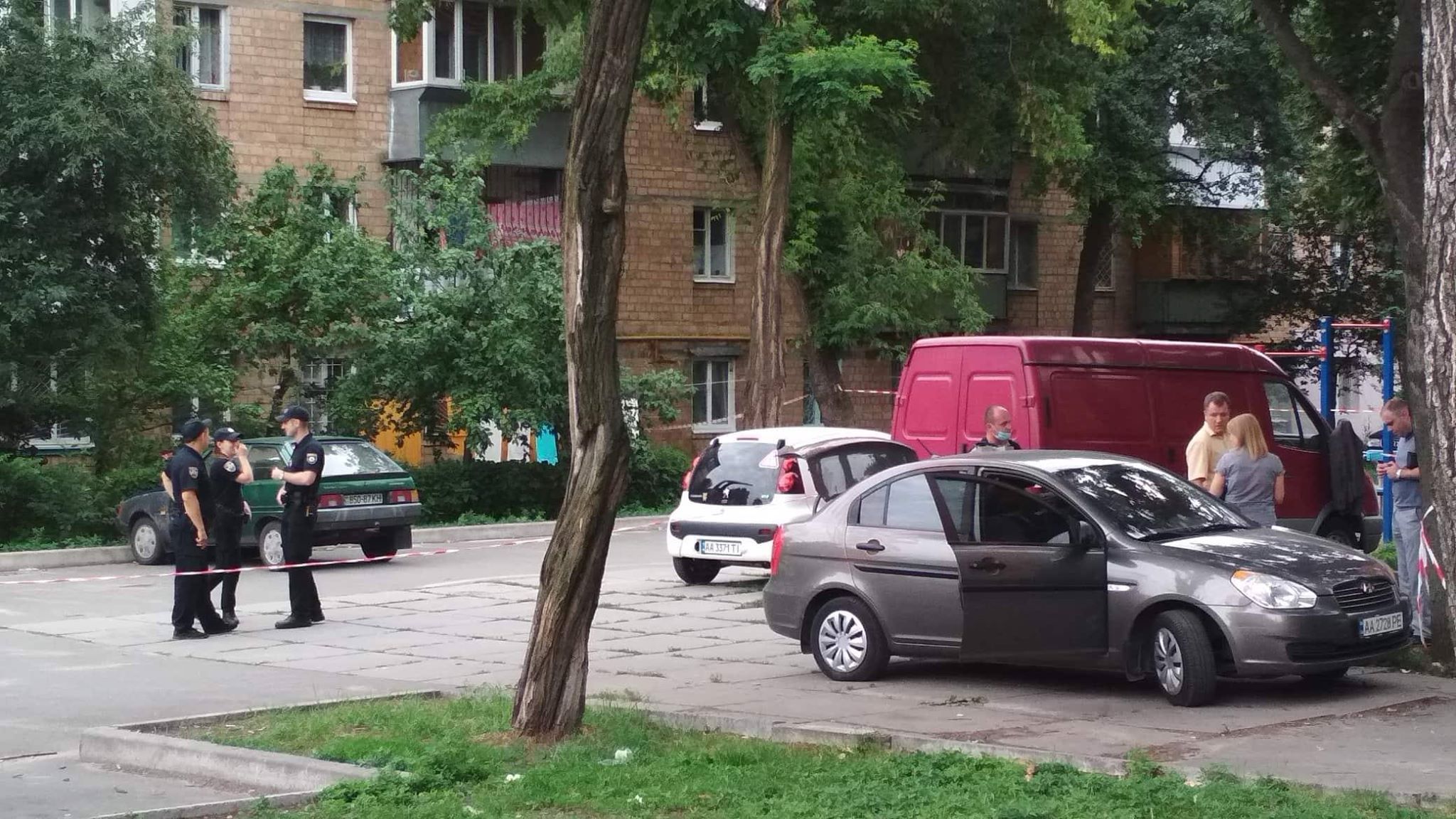 Вбивство поліцейського у Києві: з'явились фото з місця інциденту (18+) 