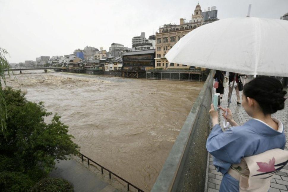 "Исторические" дожди в Японии: эвакуируют сотни тысяч людей из окрестностей Киото