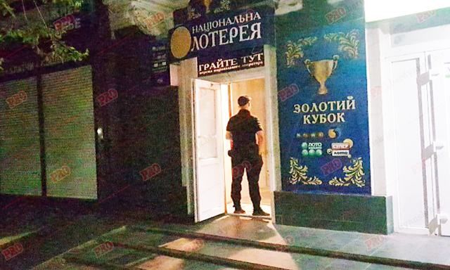 В Бердянске мужчина бросил гранату в зал игровых автоматов В Бердянске мужчина бросил гранату в зал игровых автоматов