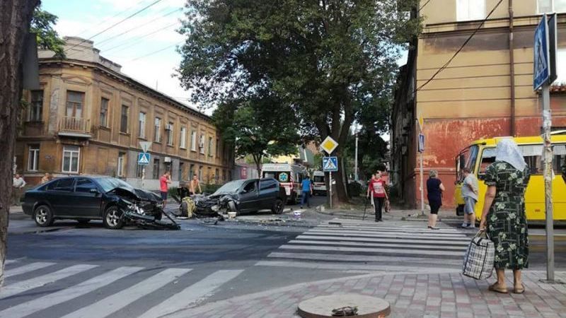 ДТП в Мариуполе: 7 пострадавших, один автомобиль сгорел
