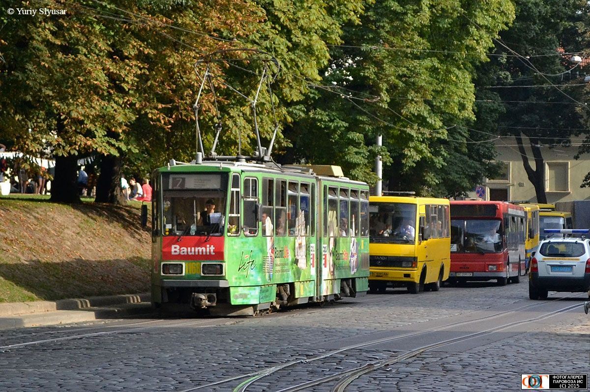 Во Львове в трамвае внезапно умер пассажир