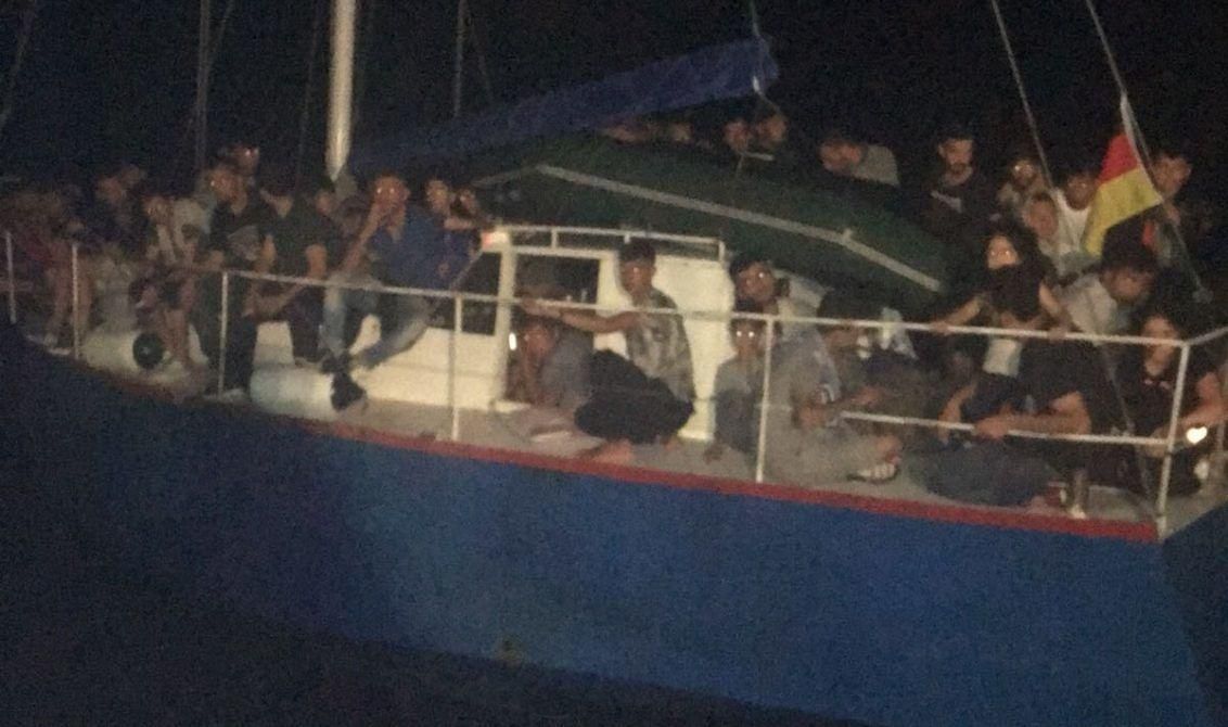 Українську яхту, на борту якої було понад 70 нелегалів, затримали в порту Італії Українську яхту, на борту якої було понад 70 нелегалів, затримали в порту Італії