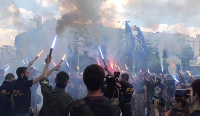 У Києві активісти з фаєрами пікетували ТЦ "Ocean plaza" через російські магазини: фото і відео У Києві активісти з фаєрами пікетували ТЦ "Ocean plaza" через російські магазини: фото і відео