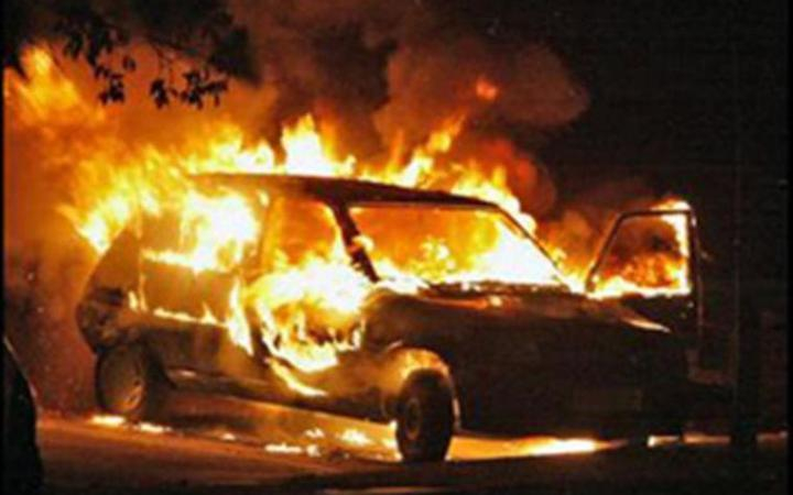 В Киеве прямо посреди дороги дотла сгорел автомобиль: движение на этом участке остановили