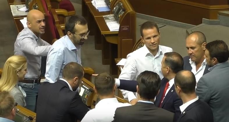 "Смоктунчик, під***с і ахметовський клоун": депутати поскандалили в порожній Раді – відео 18+